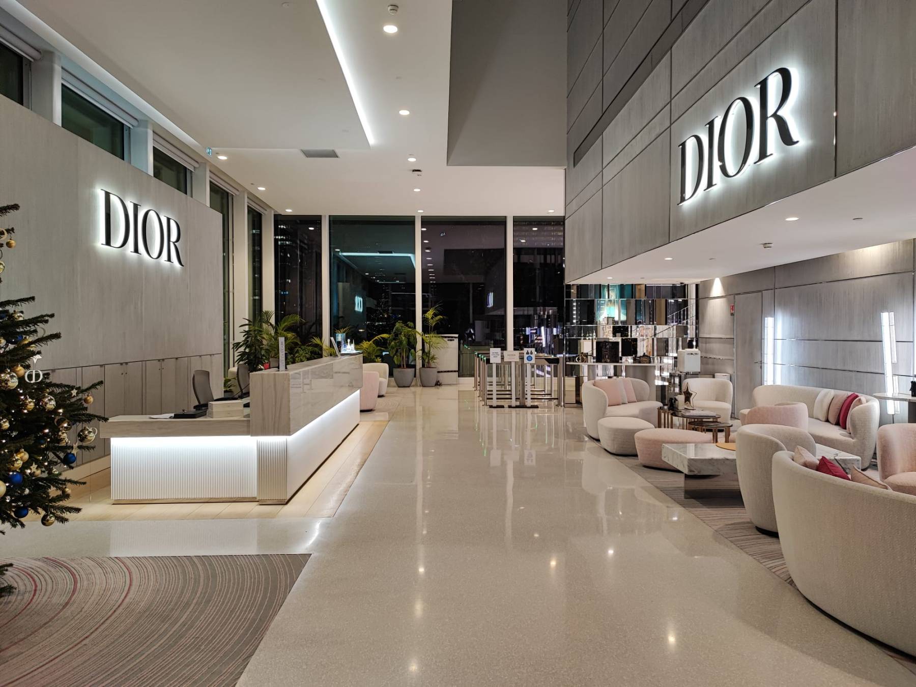 Borne Selfie chez Christian Dior